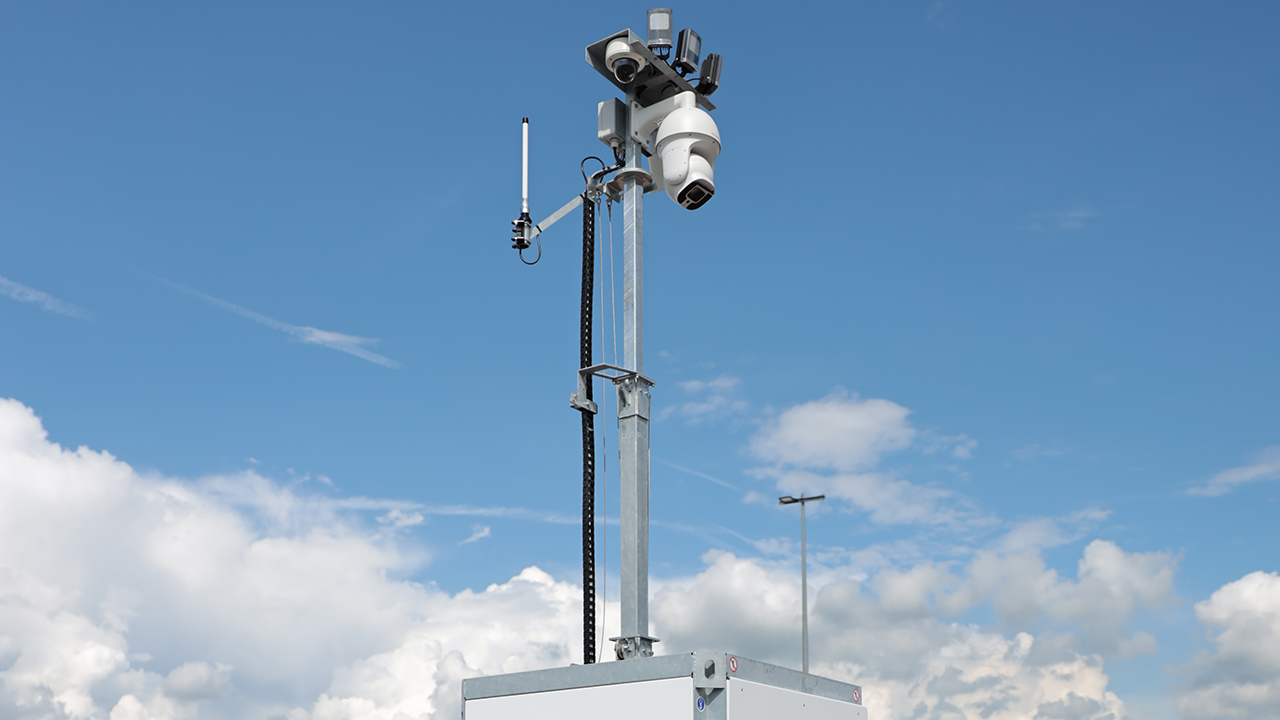 Mobiler 360-Grad-Kameraturm vor blauem Himmel zur Leerstand-Ueberwachung