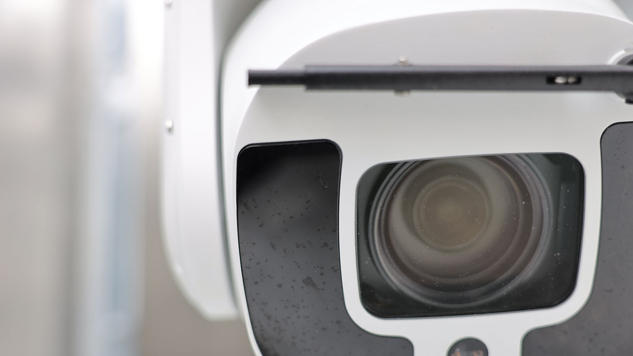 Nahaufnahme einer schwenkbaren HD-Kamera zur Ueberwachung von Umspannwerken