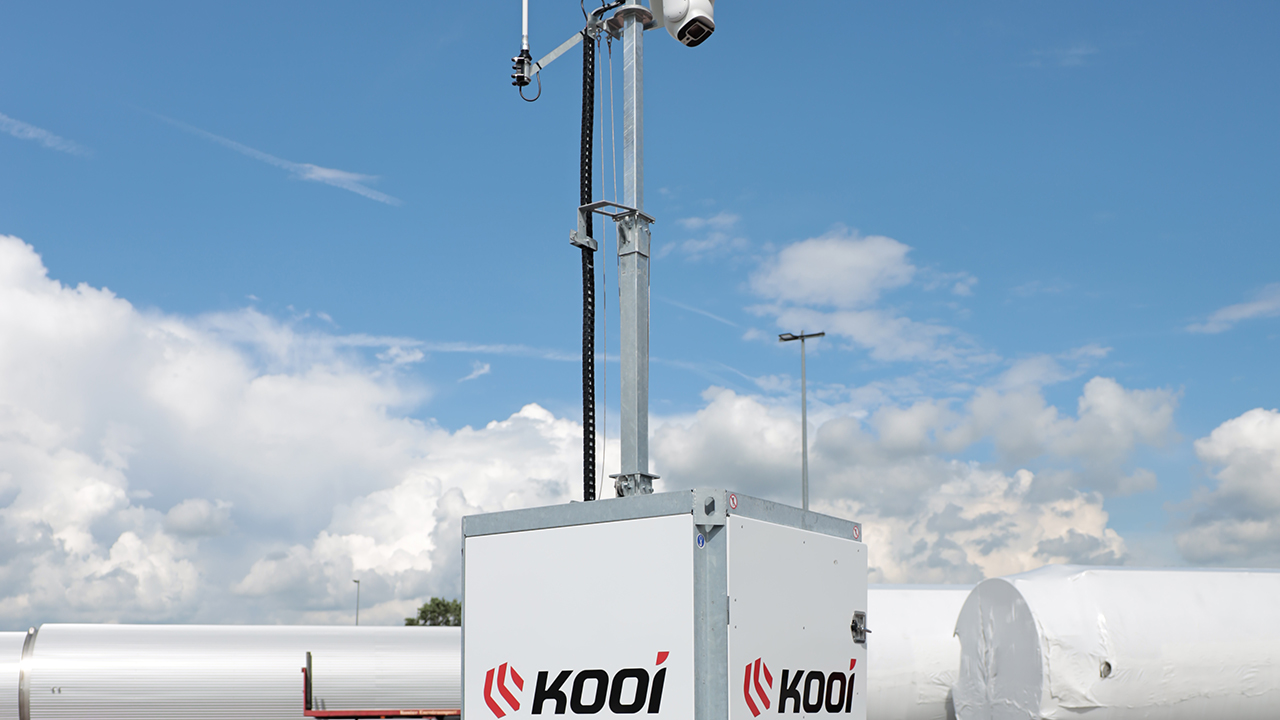 Mobiler 360-Grad-Kameraturm vor blauem Himmel zur Parkplatz-Ueberwachung